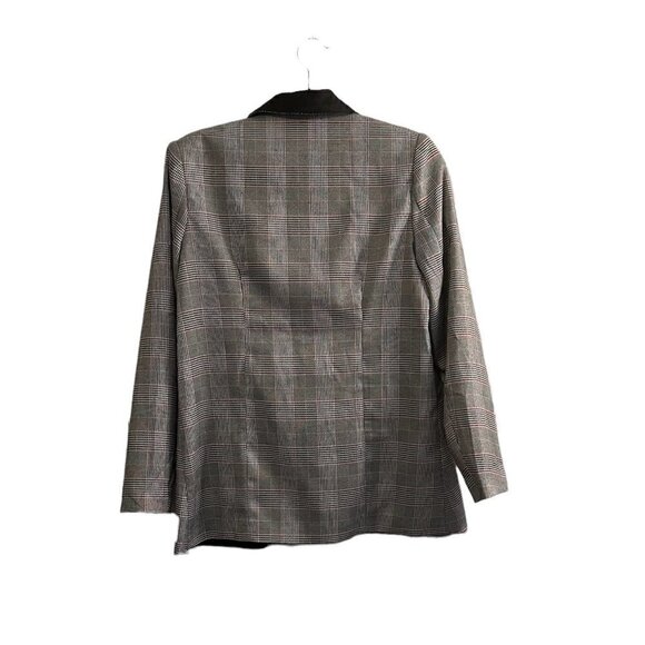 Boohoo Petite exclusive petite contrast lapel blazer in check Women's 2 Petite - Picture 4 of 6